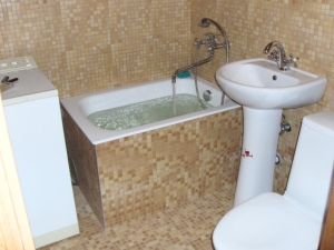 Сидячая ванна в интерьере ванной комнаты