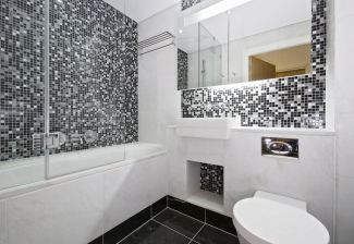 Черная мозайка в ванной