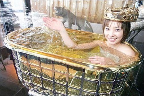 Ванная из чистого золота. Японка для масштаба.